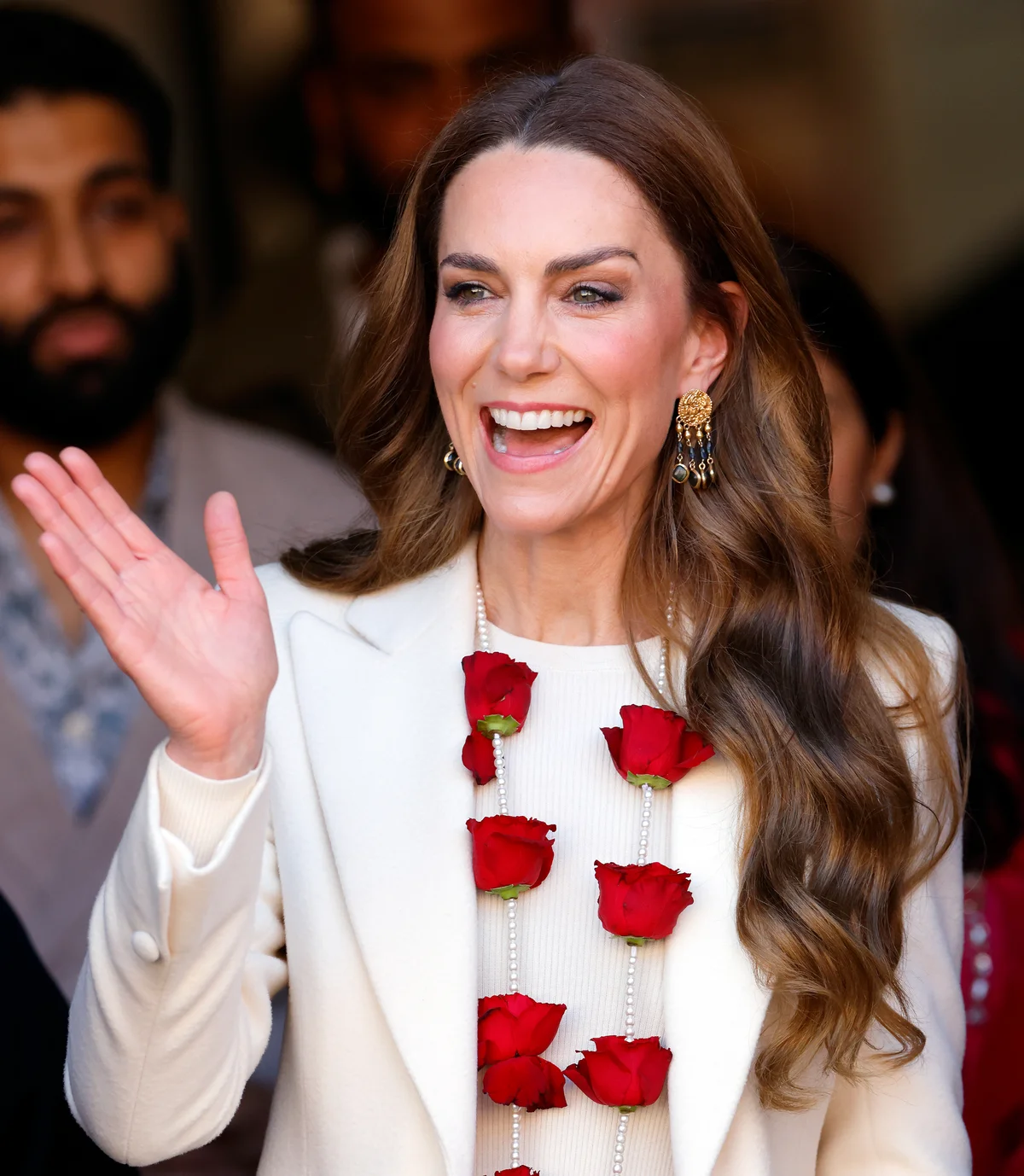 プレゼントされたネックレスを付けたキャサリン皇太子妃