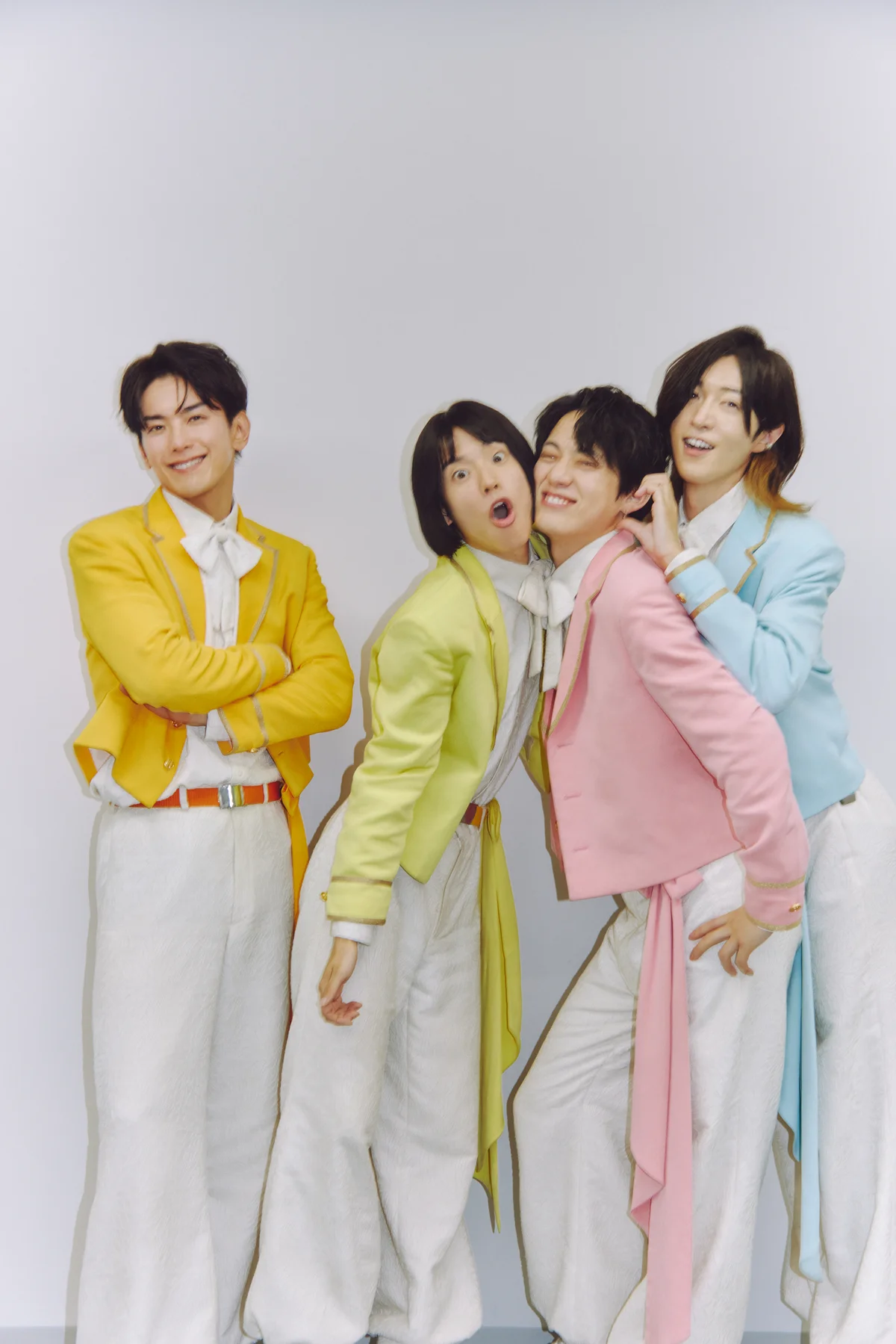 モナキ、４人のメンバーの笑顔