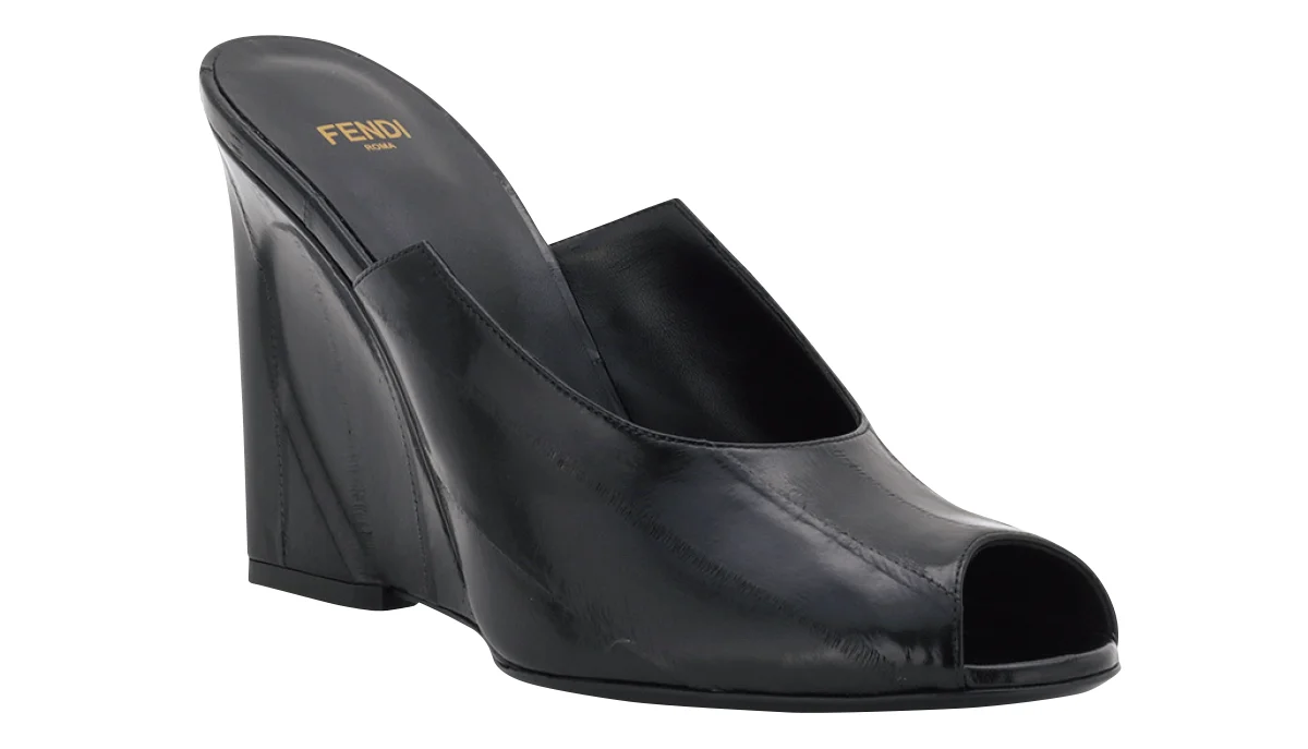 イールレザーを使ったFENDI（フェンディ）のミュール