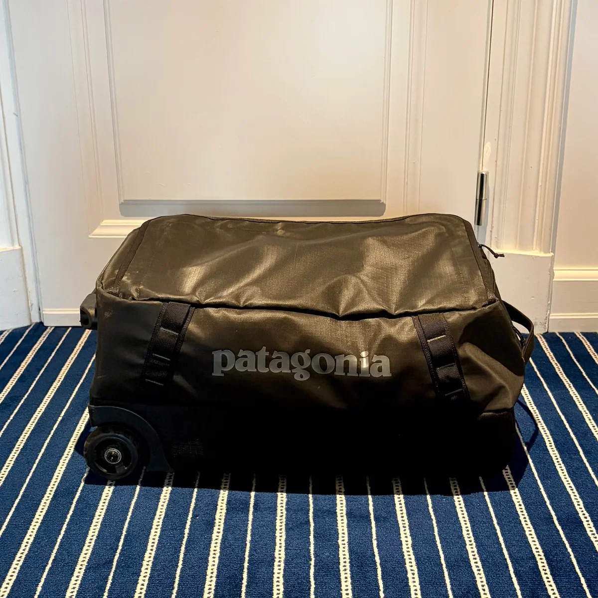 パタゴニアのブラックホール・ウィールド・ダッフル 40L