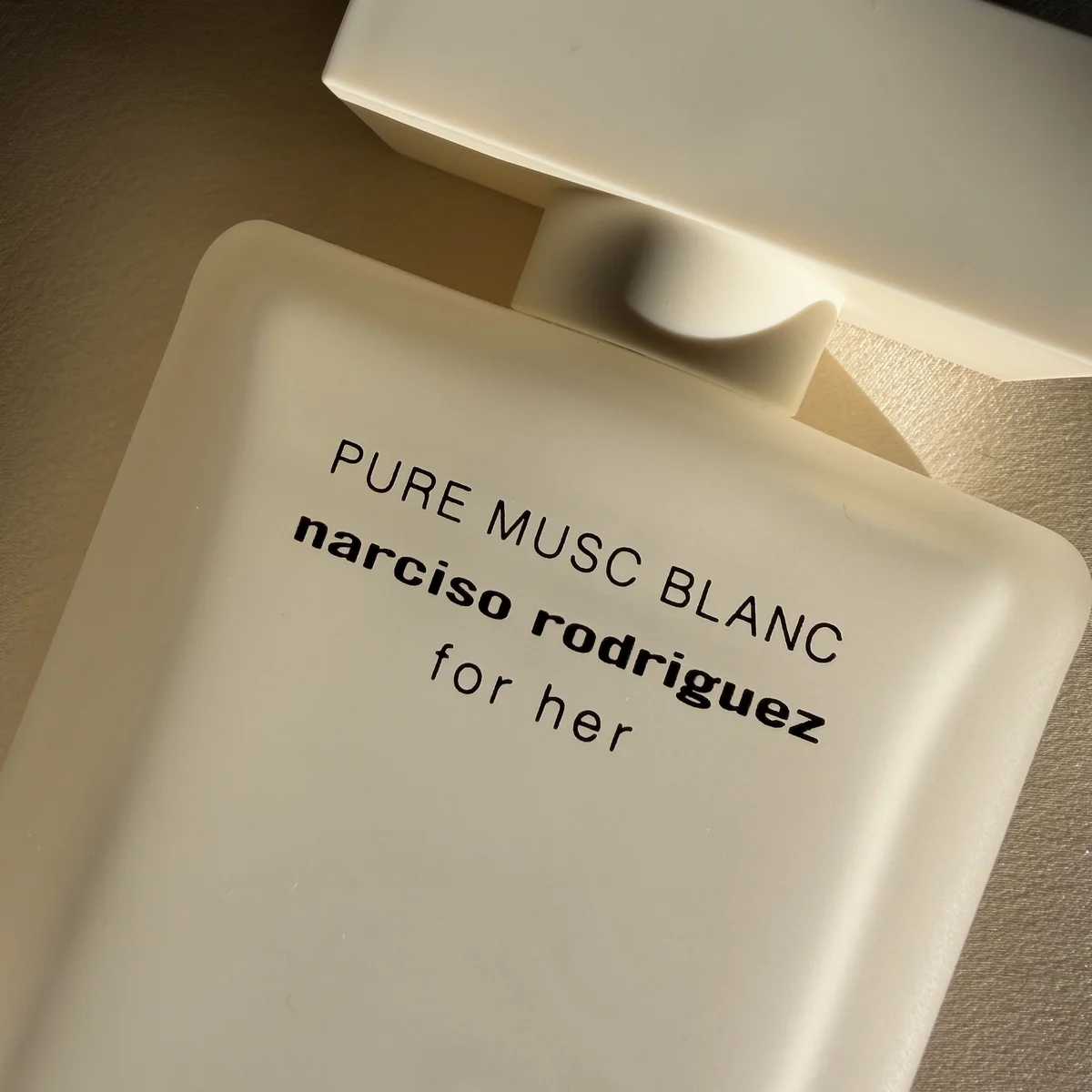 ナルシソ ロドリゲスの「ハートオブムスク」のherはキャロリン・ベセット=ケネディ