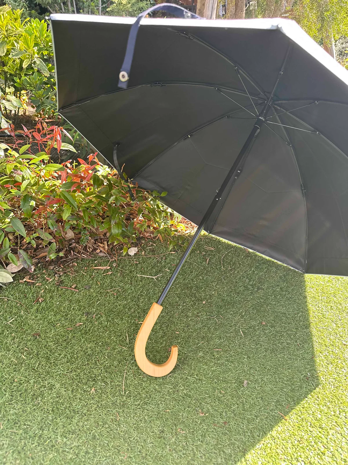 サンバリア100の折りたたみ日傘 ２段折 / コンビのネイビー(木曲がり手元)は完全遮光