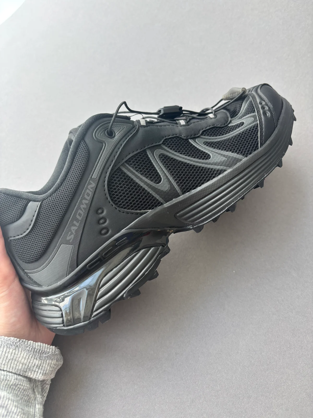 サロモンのXT-WHISPERの側面