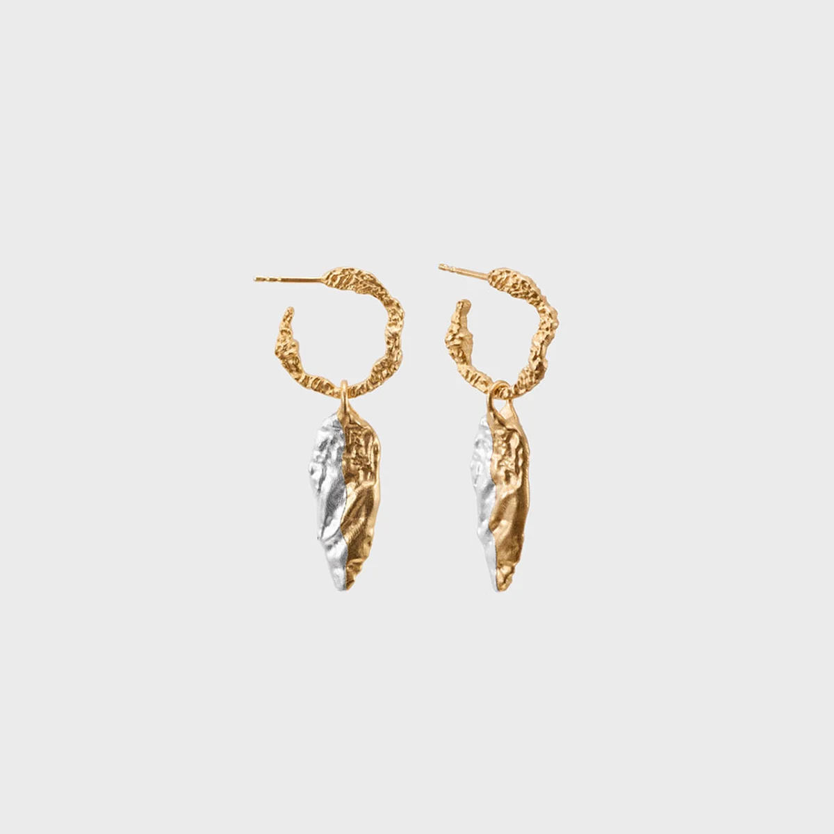 「イトゥ」ピアス〈シルバー、ゴールドプレーテッドシルバー、ガラスパール〉¥80,800