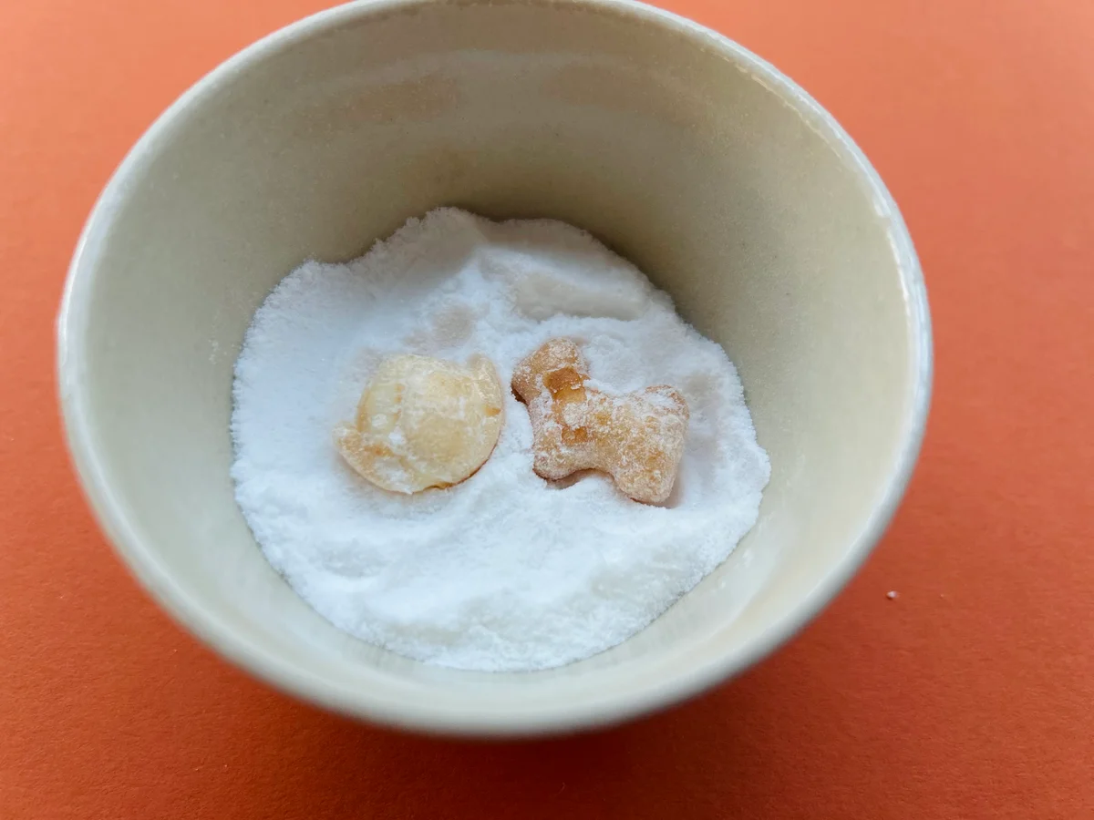 落雁諸江屋のオトギクズユ　葛湯の中身　あられの写真