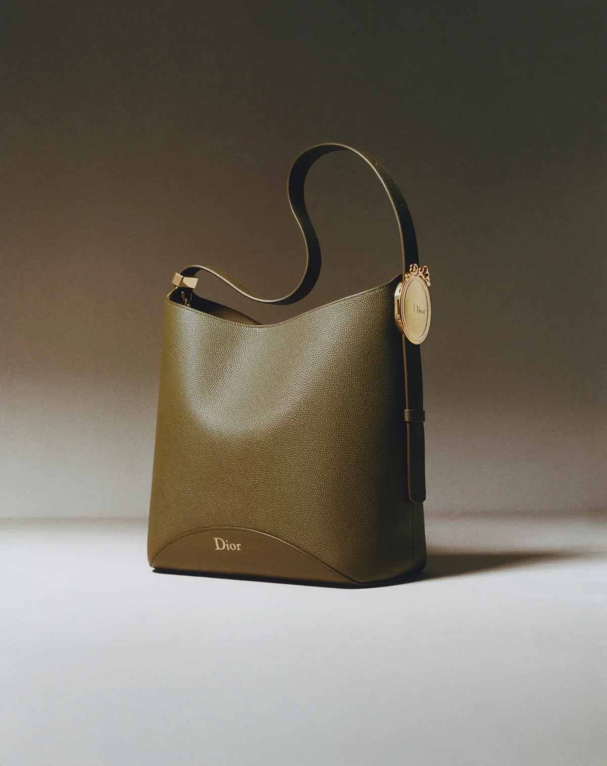 ディオール新作バッグ「ディオール クランチー」の画像