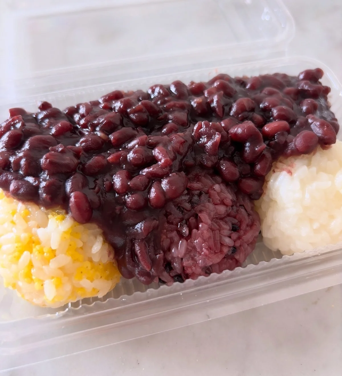 東京・旗の台の老舗米屋、沖田精米のおはぎ。3食おはぎ（きび、白、黒米）￥550／沖田精米＊黒米は日替わりで、五穀、よもぎの場合あり