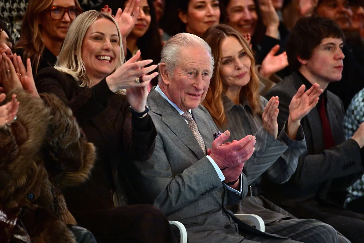 ロンドンファッションウィークの初日に来場したチャールズ国王