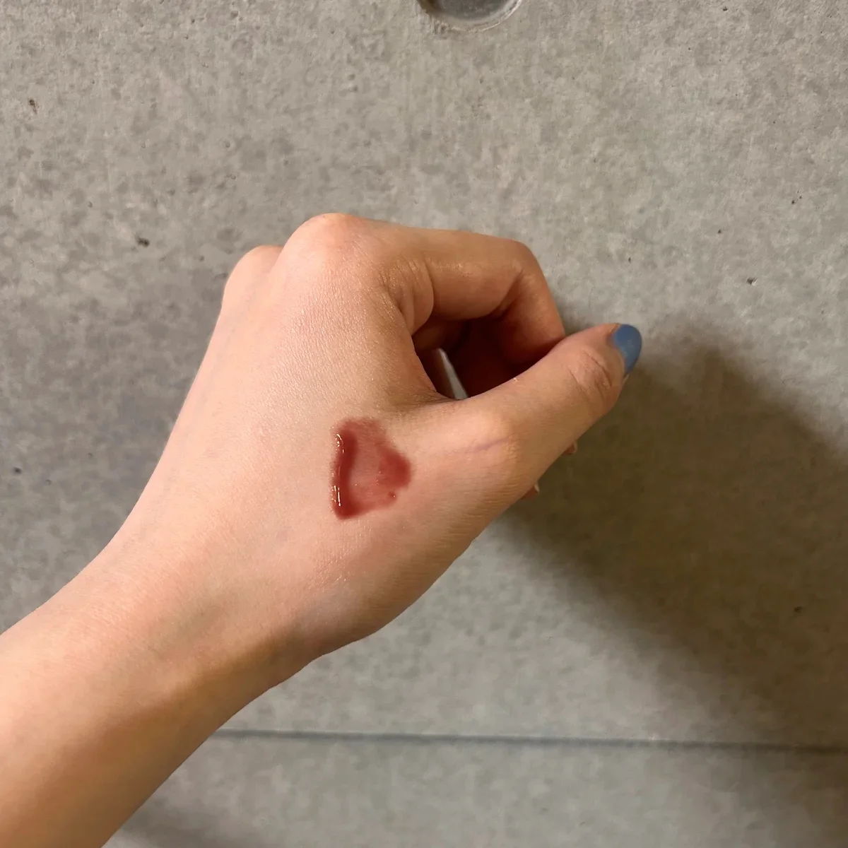  クリニーク ポップ リップ & チーク オイルのヌードハニーを肌にのせたところ