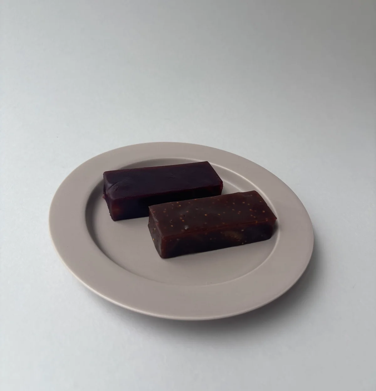 赤ワインと無花果のヨウカンカと、カシスとマロングラッセのヨウカンカをお皿に盛ったところ