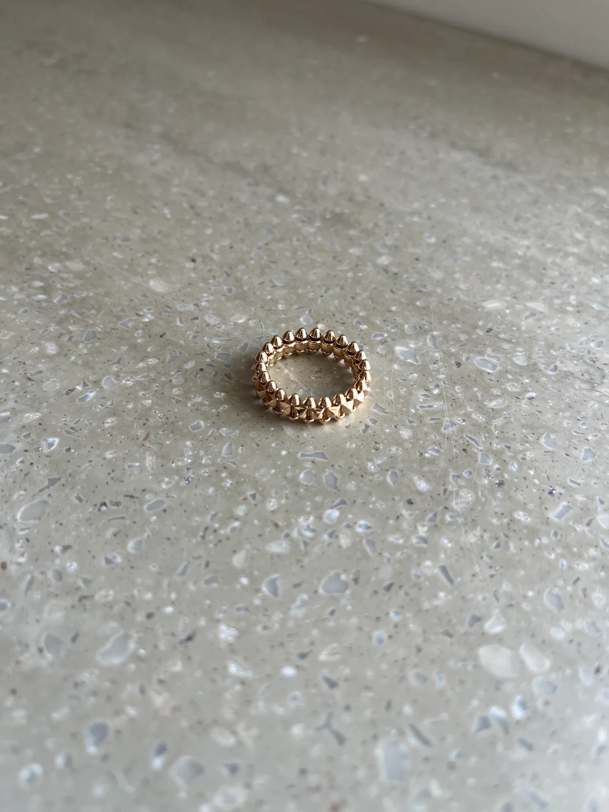 カルティエの名品リング「クラッシュ ドゥ カルティエ リング スモールサイズ（〈PG〉￥434,500）」の写真