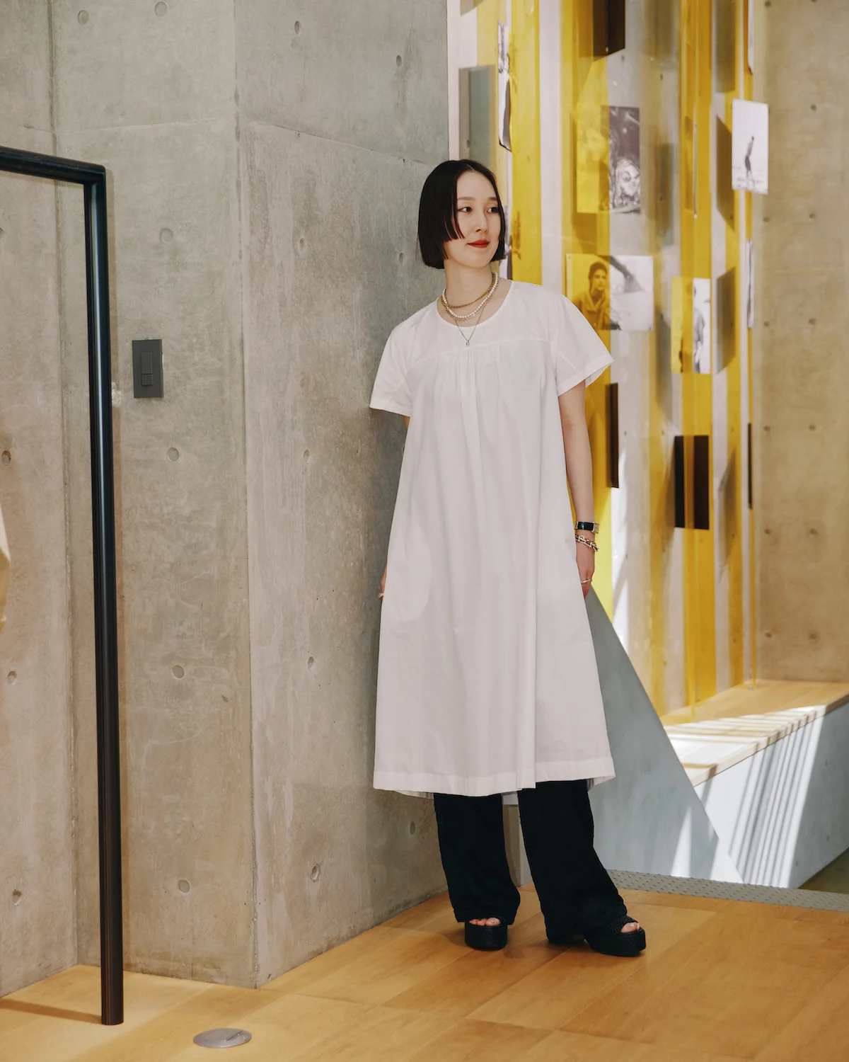 アスペジのシャツワンピースを着用したスタイリスト山﨑静香さんのスナップ