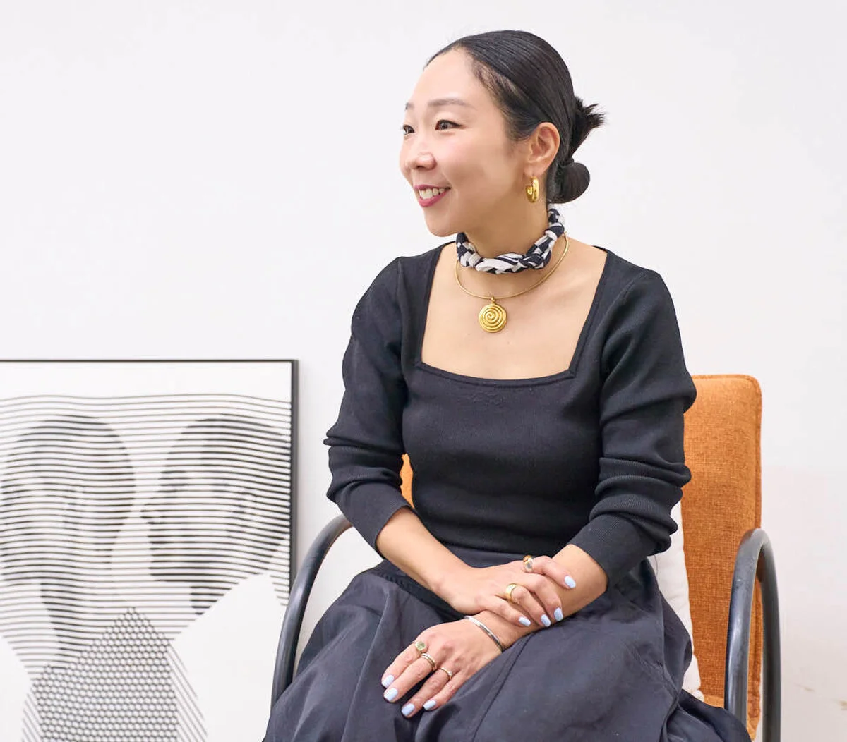 「be born」浅野由記子さんが着用する、渦巻きモチーフが目を引くネックレスはスペインで購入。