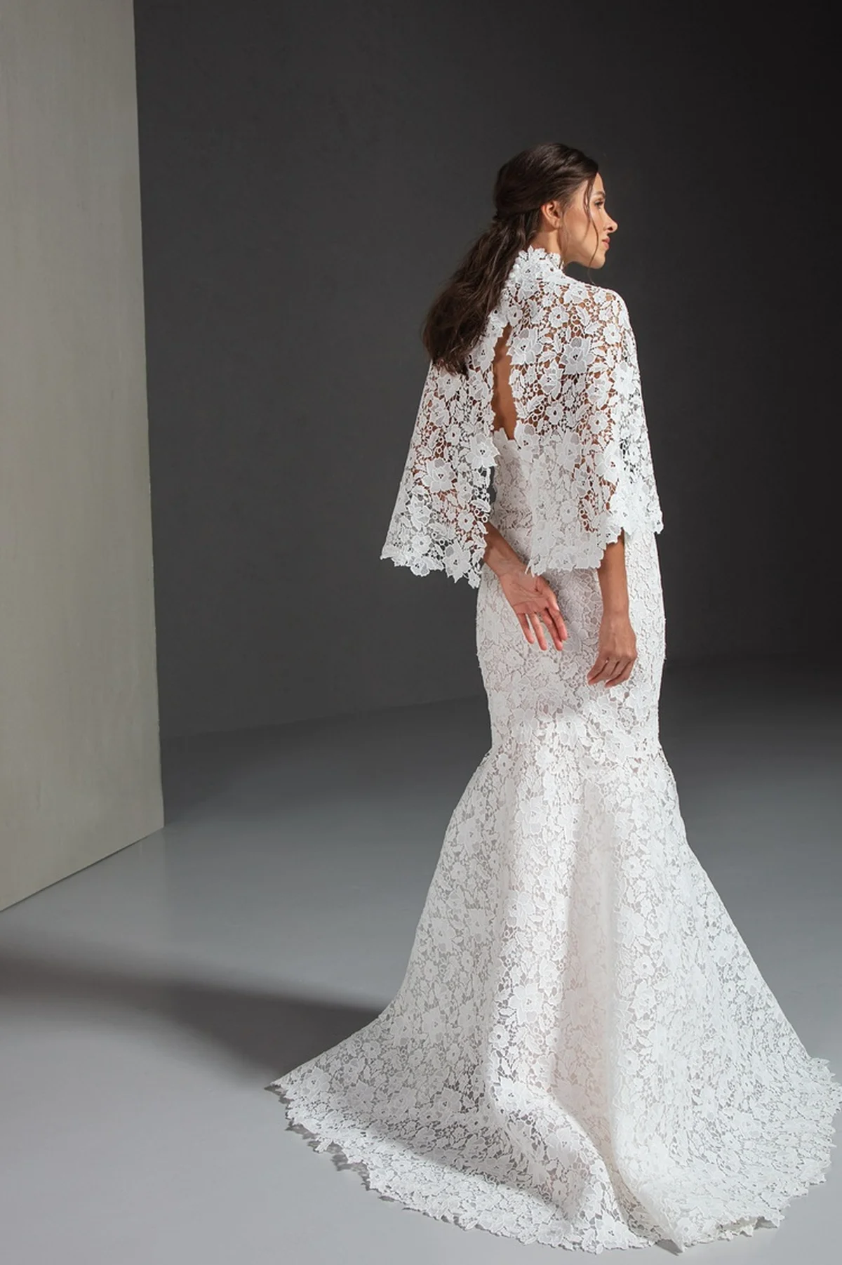 「ピーター・ラングナー」のドレス。レースボレロを羽織る上品なスタイリングも楽しめる2WAYデザイン