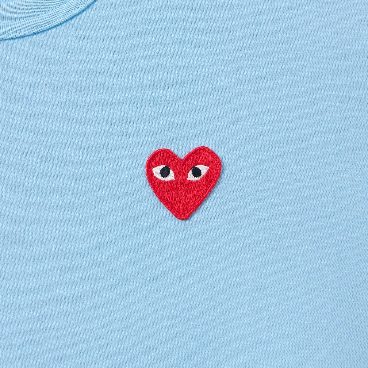 プレイ・コム デ ギャルソンの「エンブレムTシャツ」のディテール
