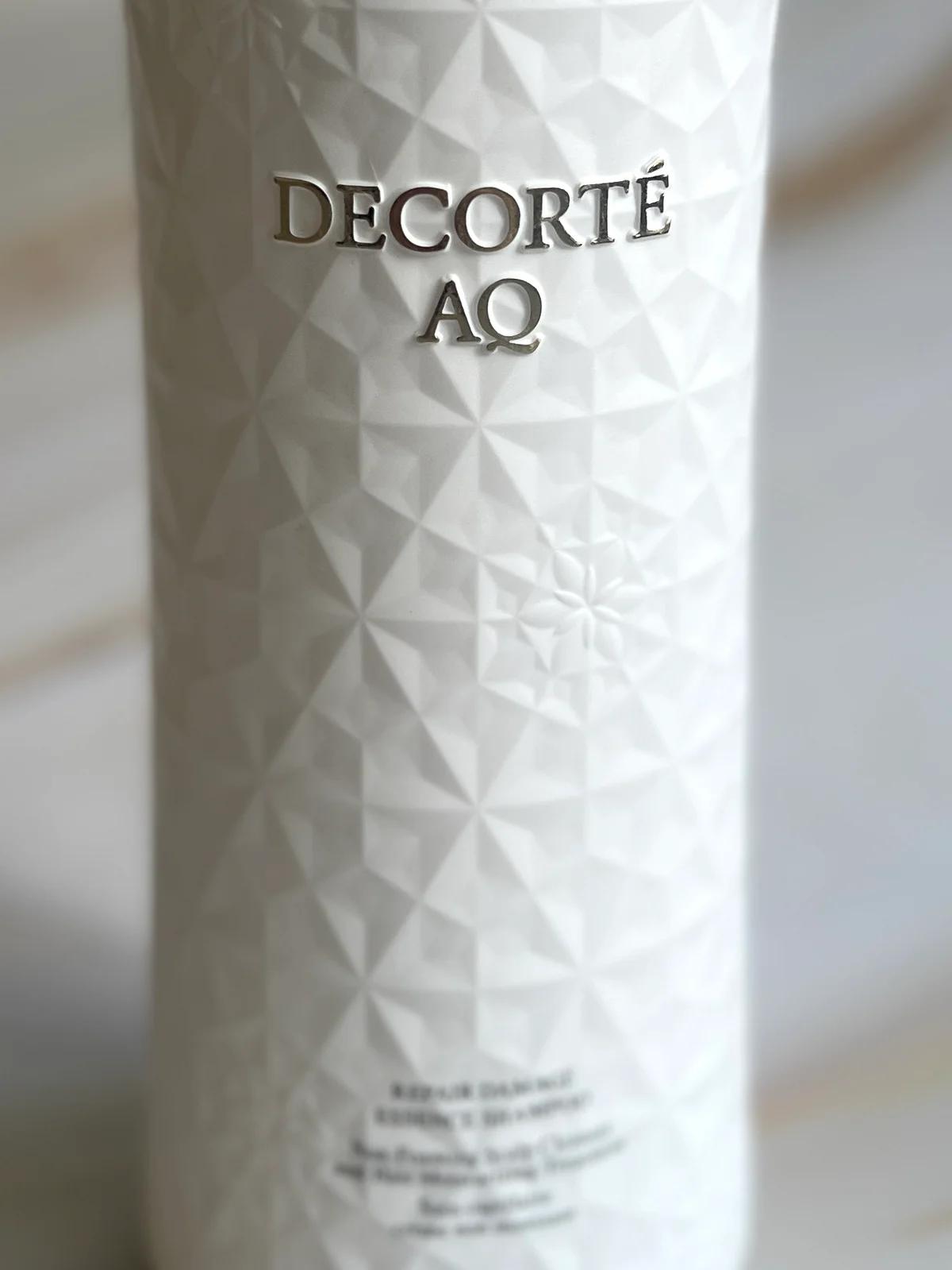 AQ リペア エッセンスシャンプーのボトル寄り写真