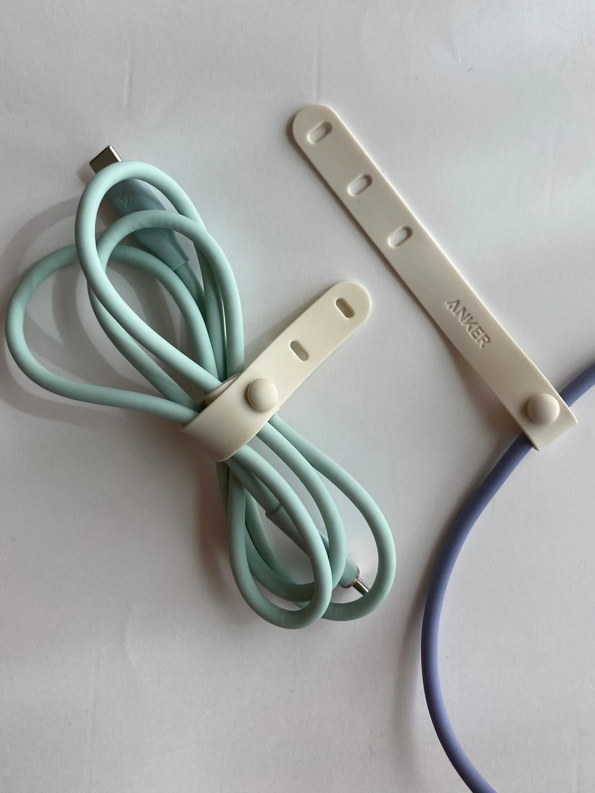 Anker PowerLine III Flowシリーズのケーブルを束ねている様子と、留め具を見せているカット