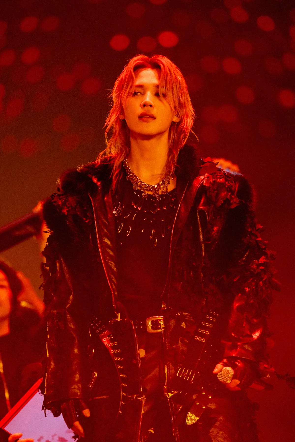 赤いライトの中「みんな一緒に！」と叫ぶJimin