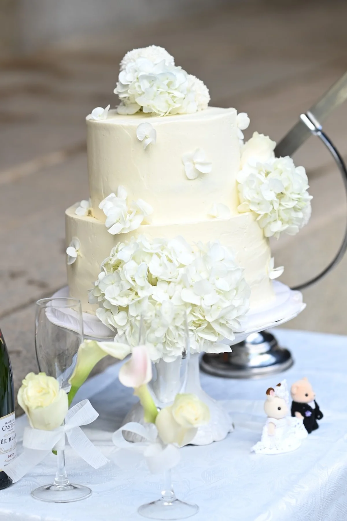 装花とリンクさせてホワイトで仕立てられた、とびきりフォトジェニックなウェディングケーキ。