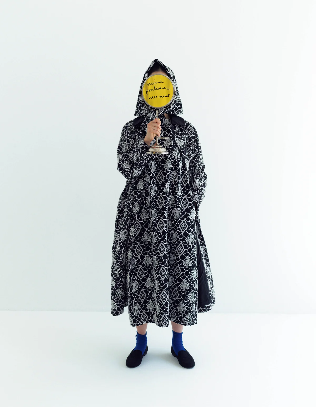 コート「forest card」￥264,000・中に着たノースリーブドレス「forest card」￥132,000・靴「tambourine」￥29,700／ミナ ペルホネン