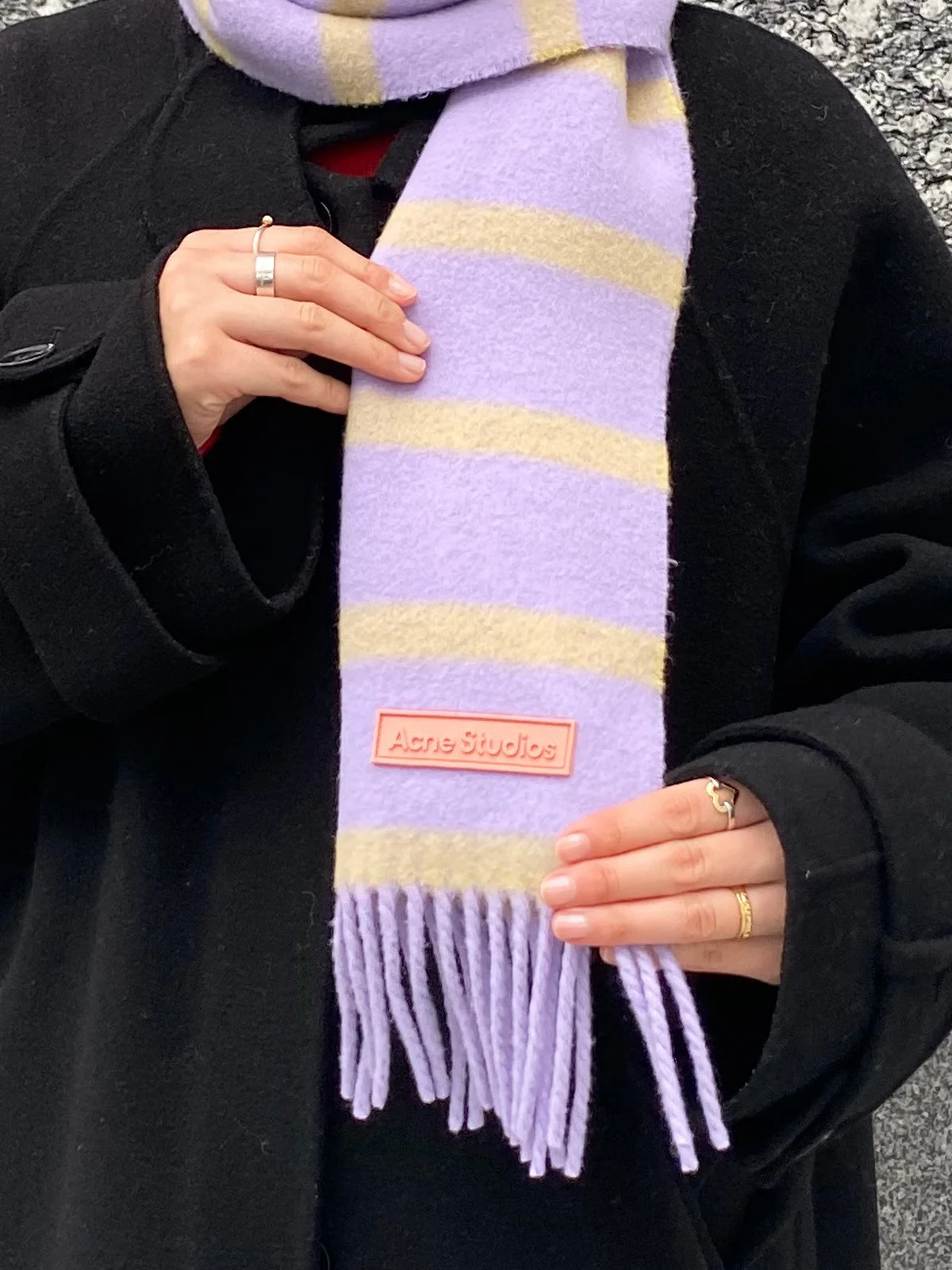 マフラーのアクネ ストゥディオズのタグに寄っているカット