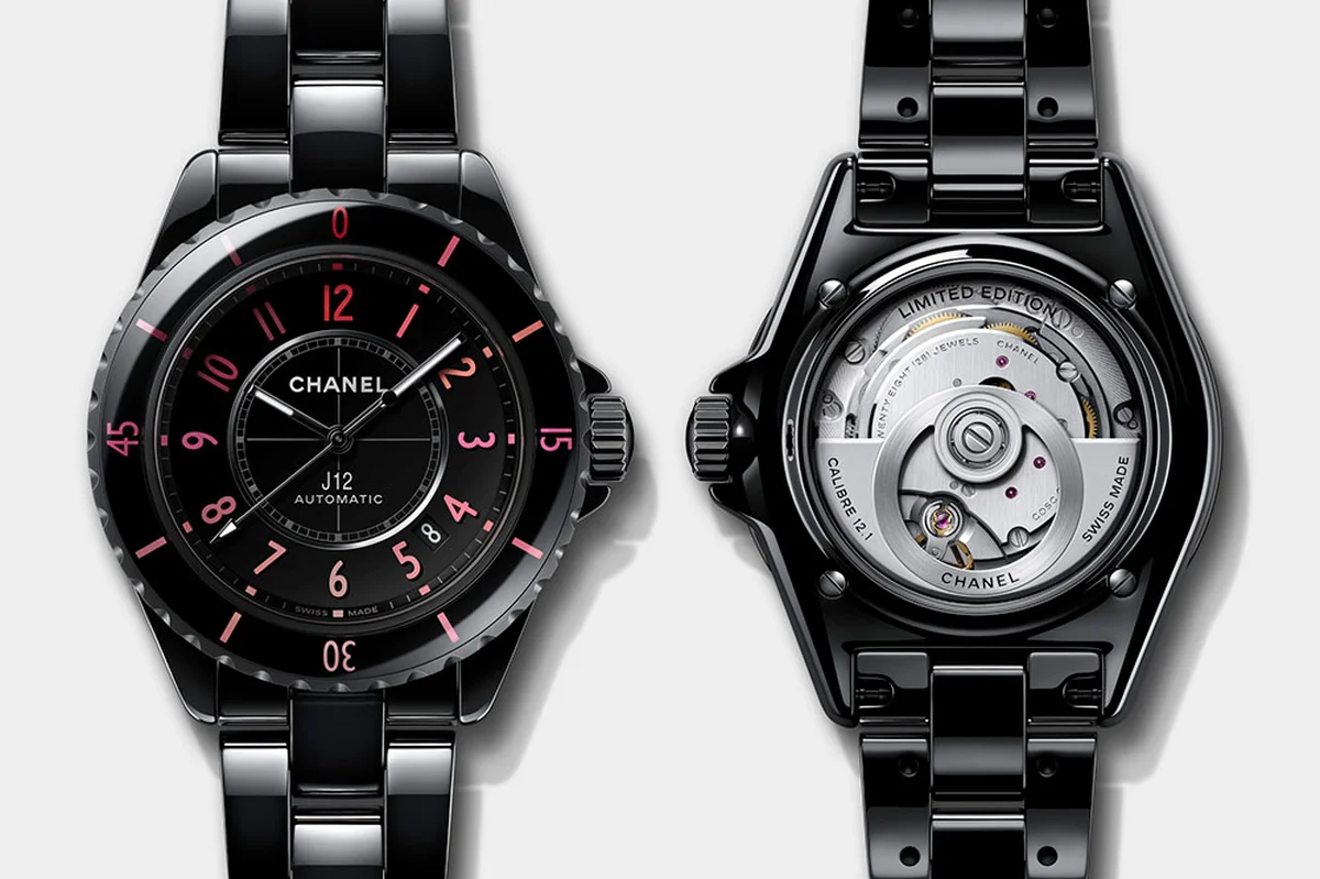 「J12 BLUSH キャリバー 12.1」〈高耐性ブラックセラミック、SSマットブラックコーティング、ケース径38mm、自動巻〉¥1,628,000 ※数量限定