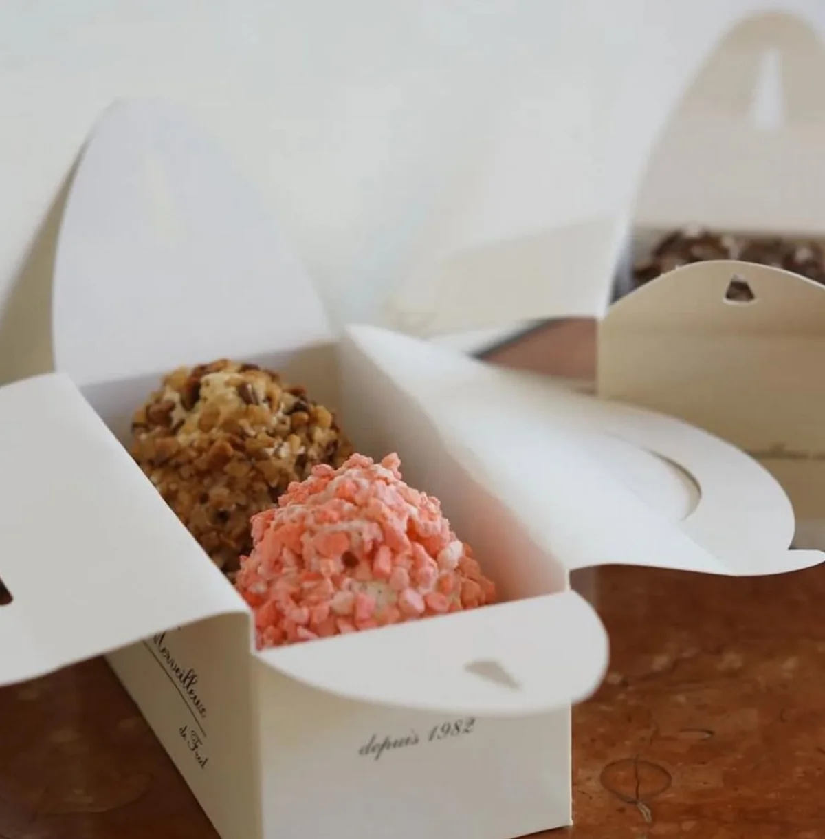 看板商品のメルベイユも見逃せない！ メレンゲをホイップクリームで覆ってチョコレートをまぶした、北フランスやベルギーの伝統菓子。