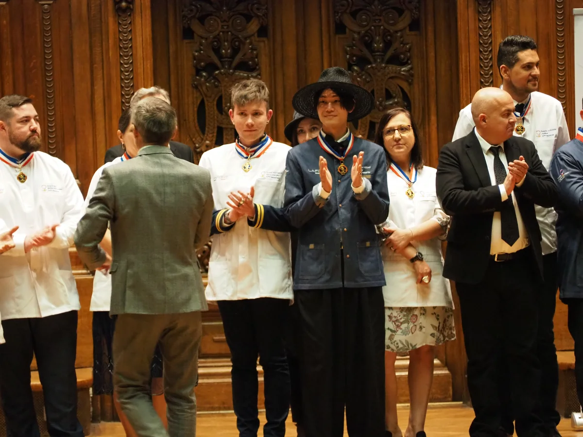 M.O.F.の受賞セレモニーに出席する日爪ノブキさん