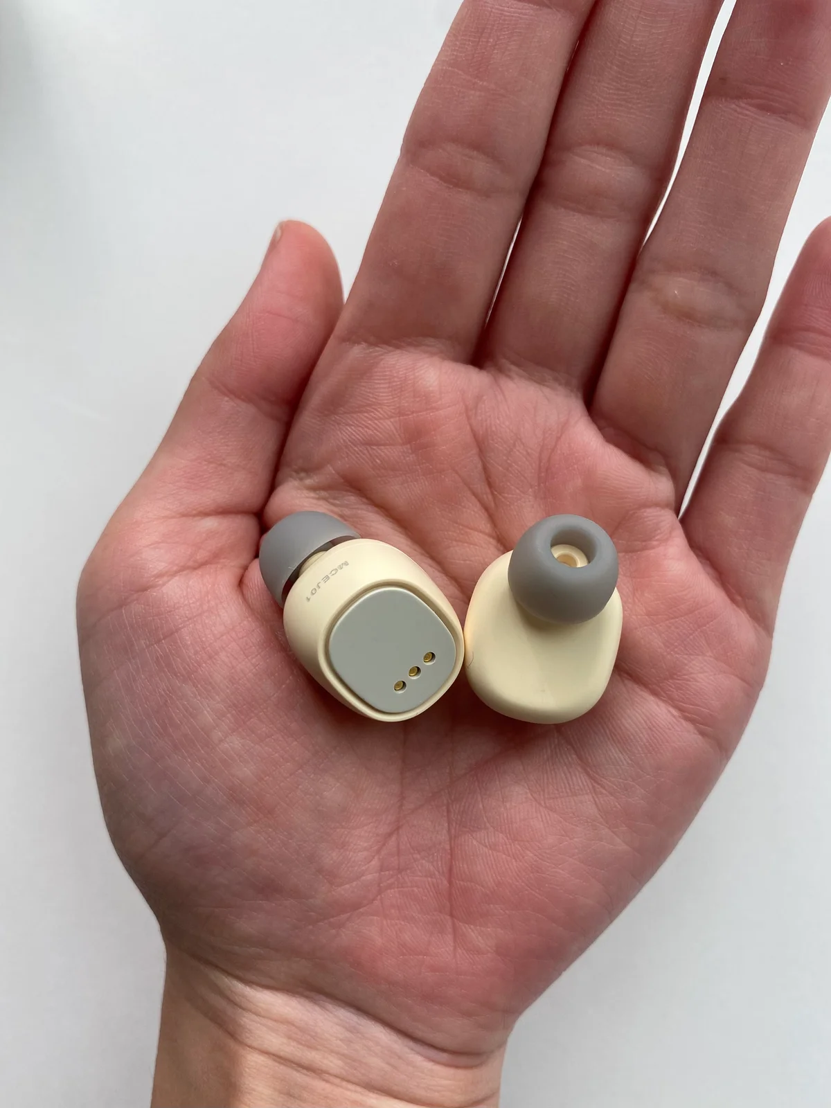 イヤラボ mini(耳栓ウォーマー) イエローを手のひらにのせている様子