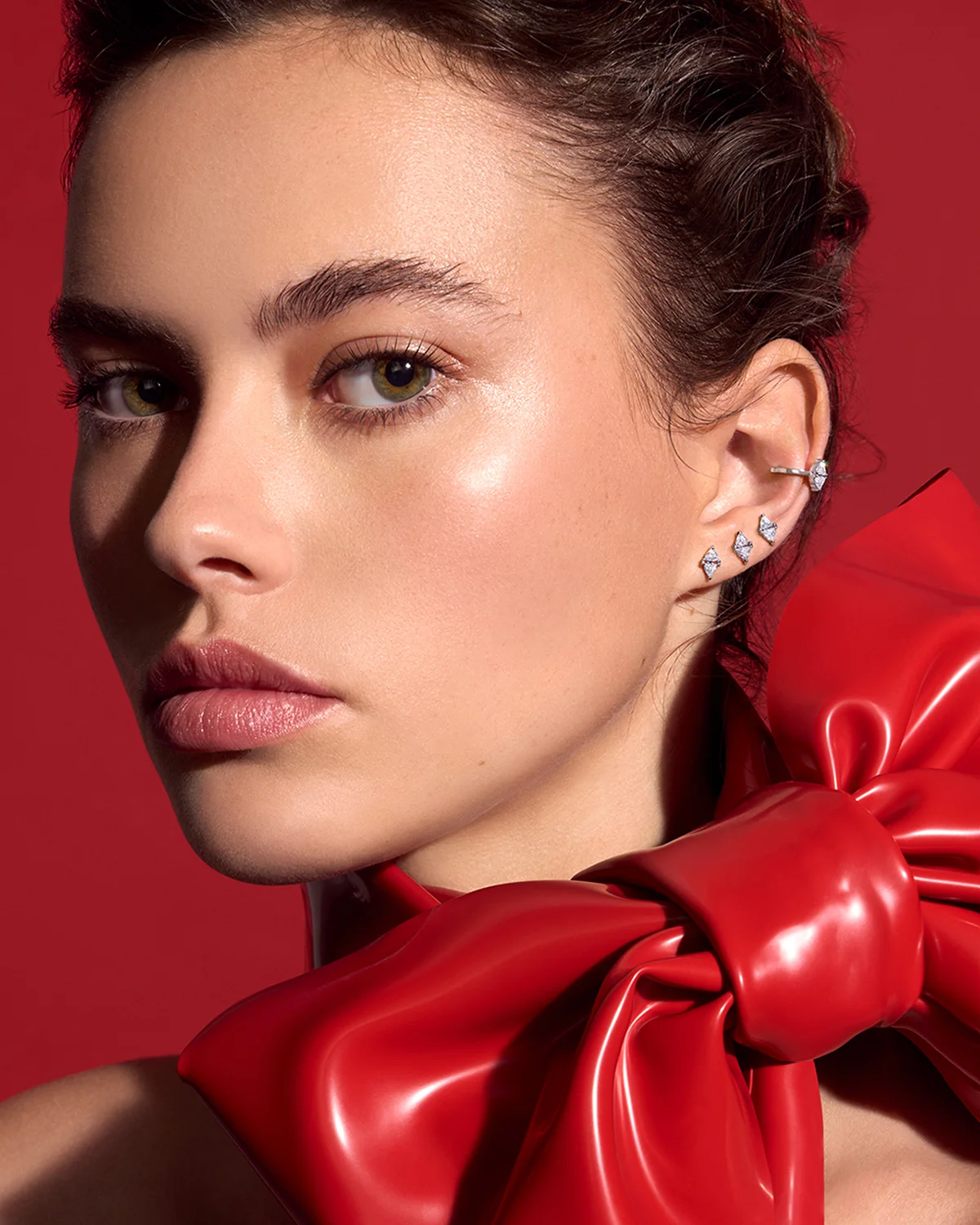 （上から）「セブロン ロサンジュ」イヤーカフ〈Pt、ダイヤモンド〉¥135,300、同シングルピアス〈Pt、ダイヤモンド〉各¥111,100