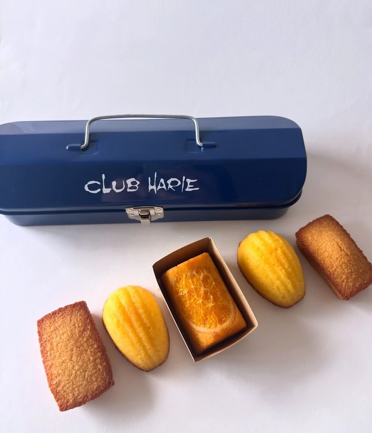 クラブハリエから、プティアソートを工具缶に詰め込んだ、羽田空港限定パッケージ。ブルーカラーがシックでおしゃれ！