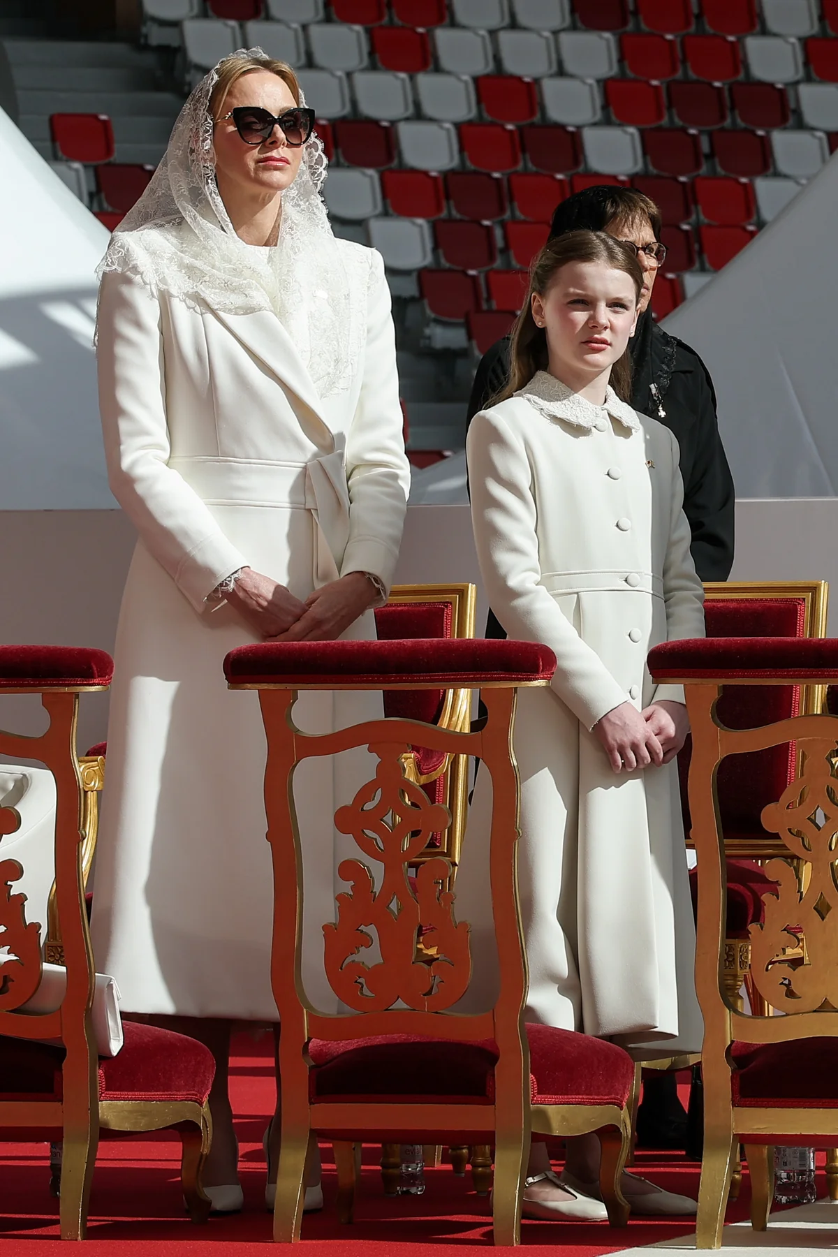 それぞれ白い衣装に身を包んだシャルレーヌ公妃とガブリエラ公女