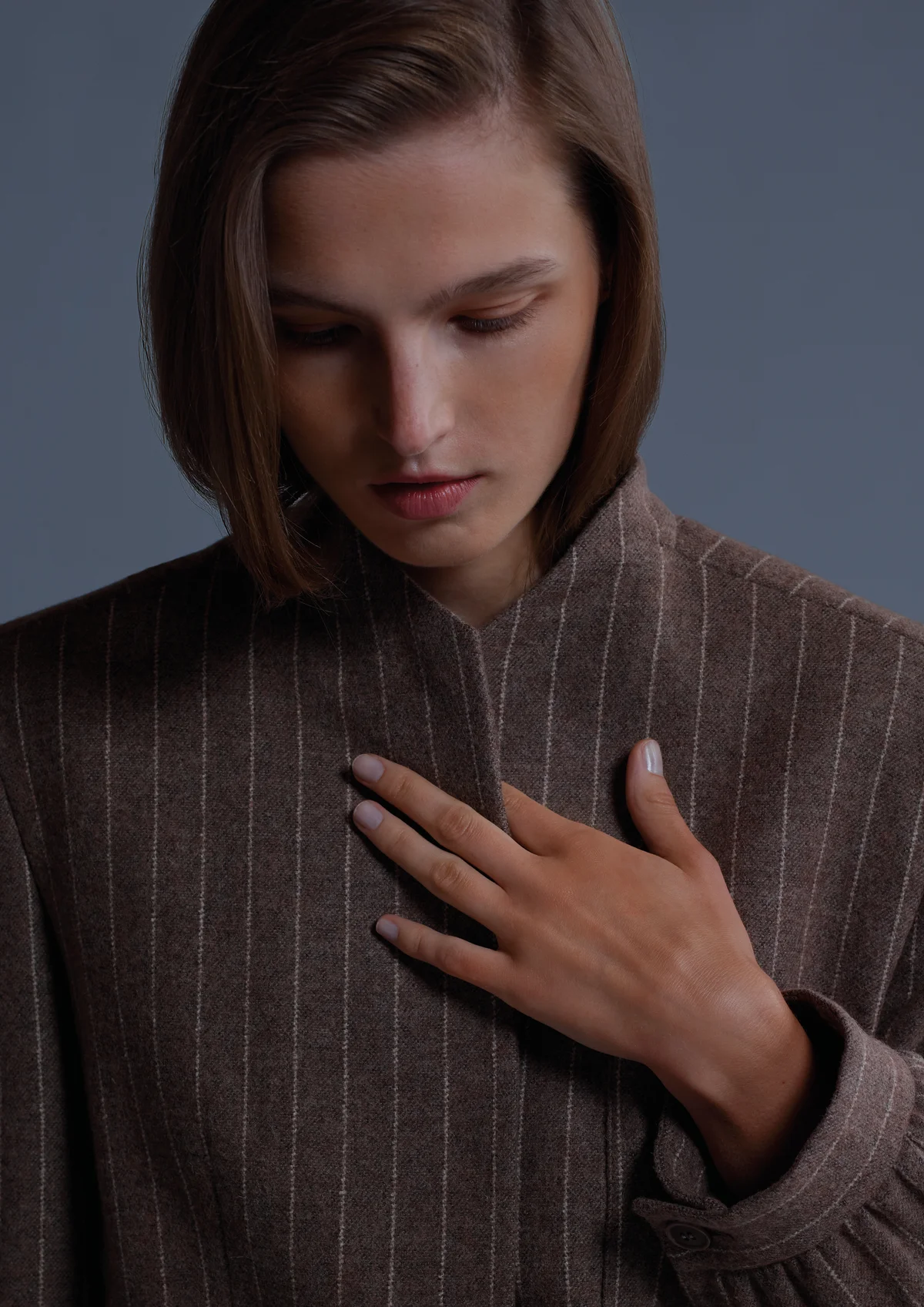 ジョルジオ アルマーニはの「ARMANI/Archivio」第2章のジャケットを着用したモデル