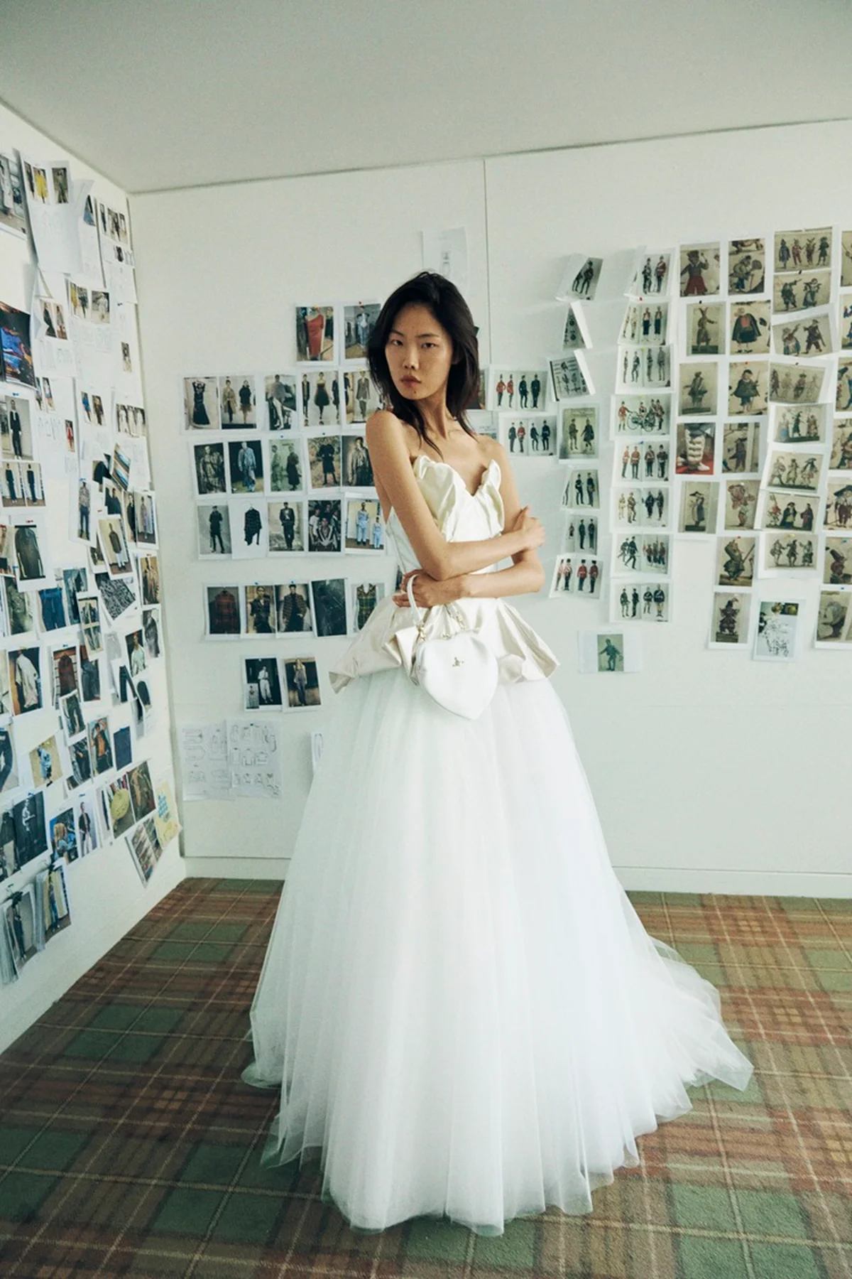 ヴィヴィアン・ウエストウッドのウェディングドレス。チュールとシルクの異素材使いが光る