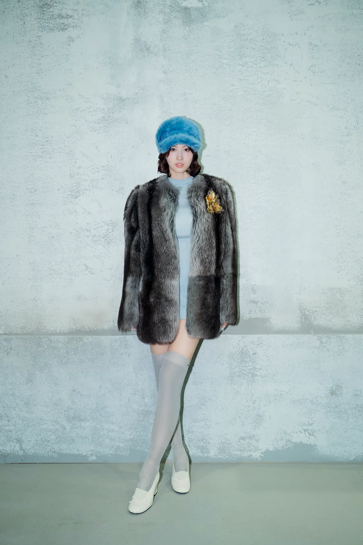 ミュウミュウのカスタムメイドの衣装を着たTWICEのMOMO