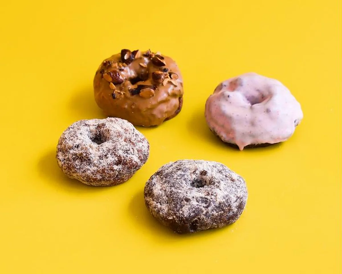 I'm donut？グルテンフリーの生ドーナツ。キャラメルナッツやいちごチョコレート、I'm free ? カカオ、I'm free ? オリジナル