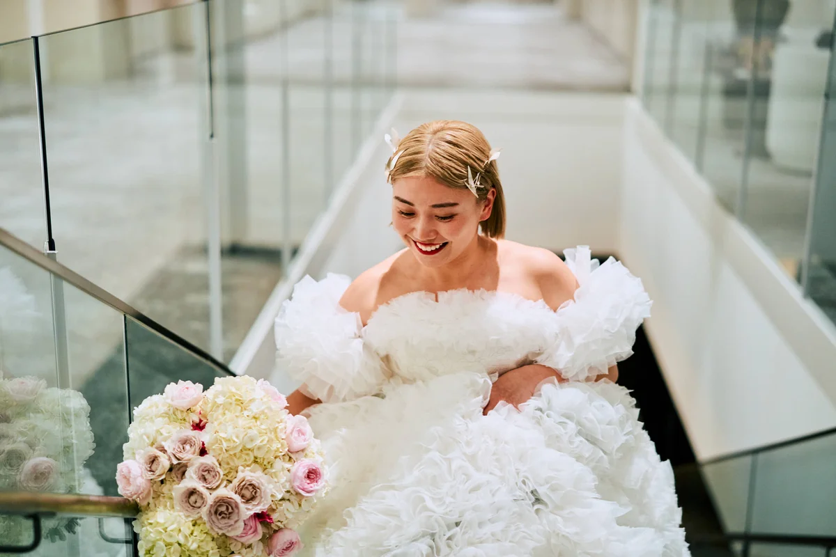 お色直しは、日本人デザイナー・TOMO KOIZUMIと「The Bridal Boutique KOTOHOGI by HAPPO-EN」が手がけた、コラボレーションによるオリジナルドレス