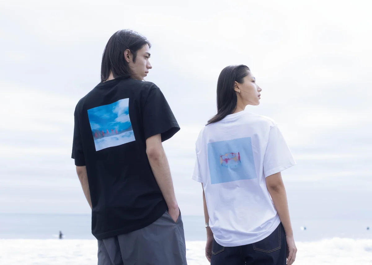 横浪修コラボレーション　アートTシャツを着用したモデル