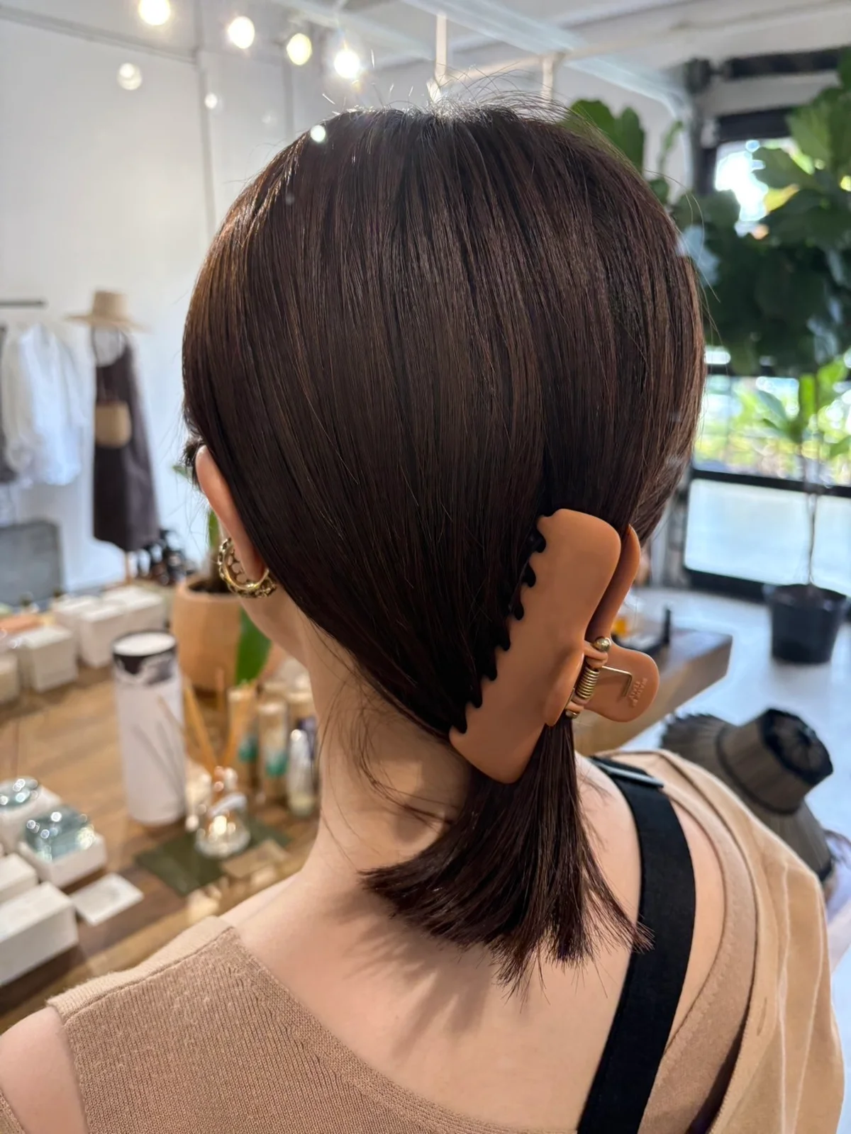 ヘアクリップ　ヘアアクセサリー　おしゃれ　UNDO HAIRWARE　ウンドヘアウェア　着用写真　No. 4 Claw Clip Terra cotta ￥5,900