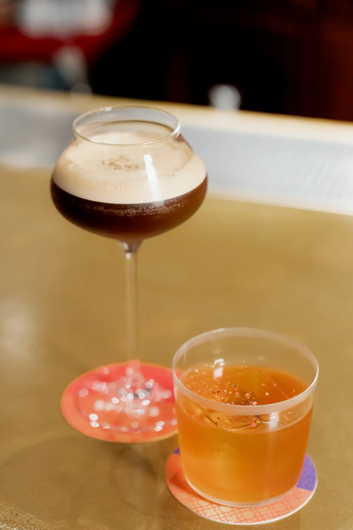 alcobarenoの期間限定メニュー バナナスパイス(左)とアンバーマスク(右)