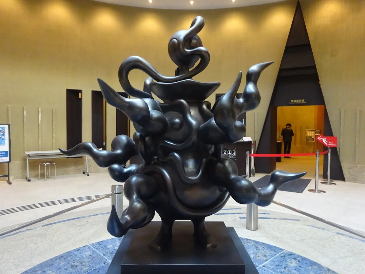 川崎市岡本太郎美術館のエントランスにある、縄文土器をモチーフにした「縄文人」