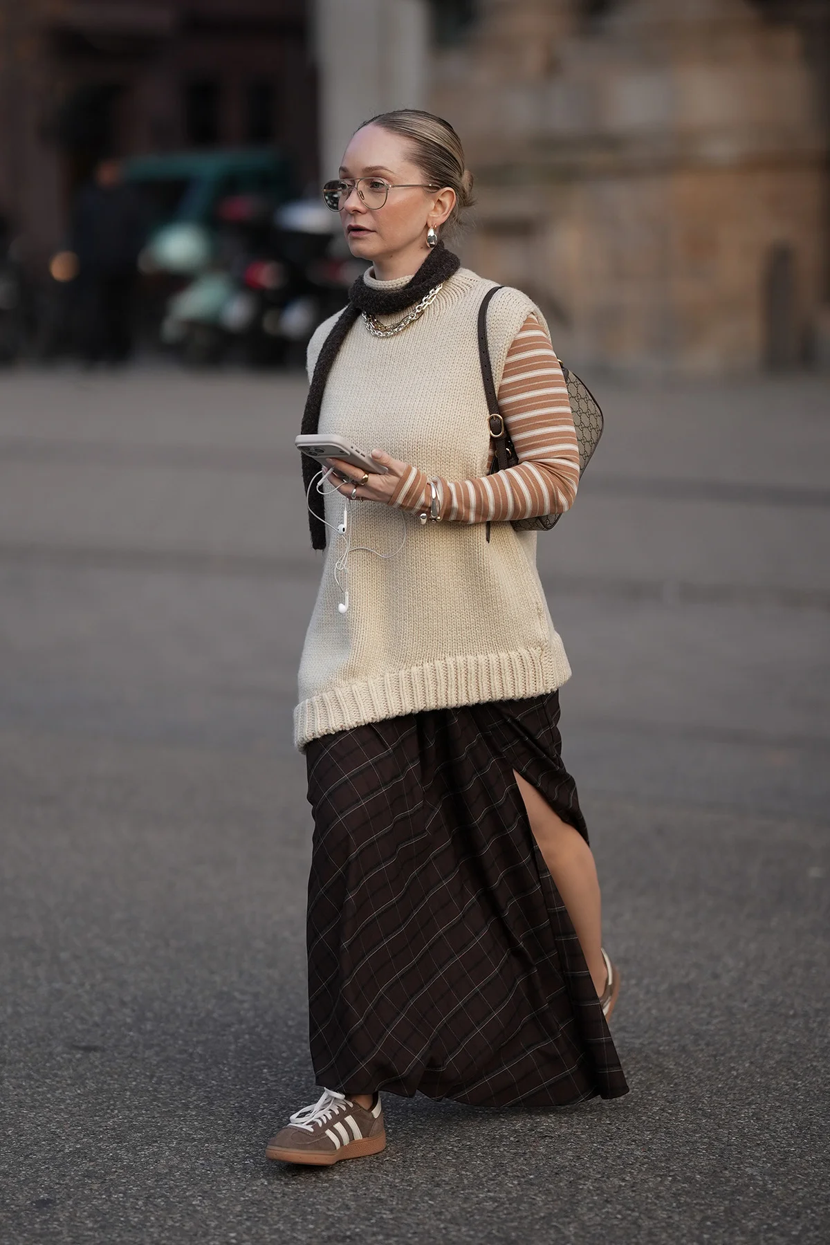 イエローのコートを着用したスナップ