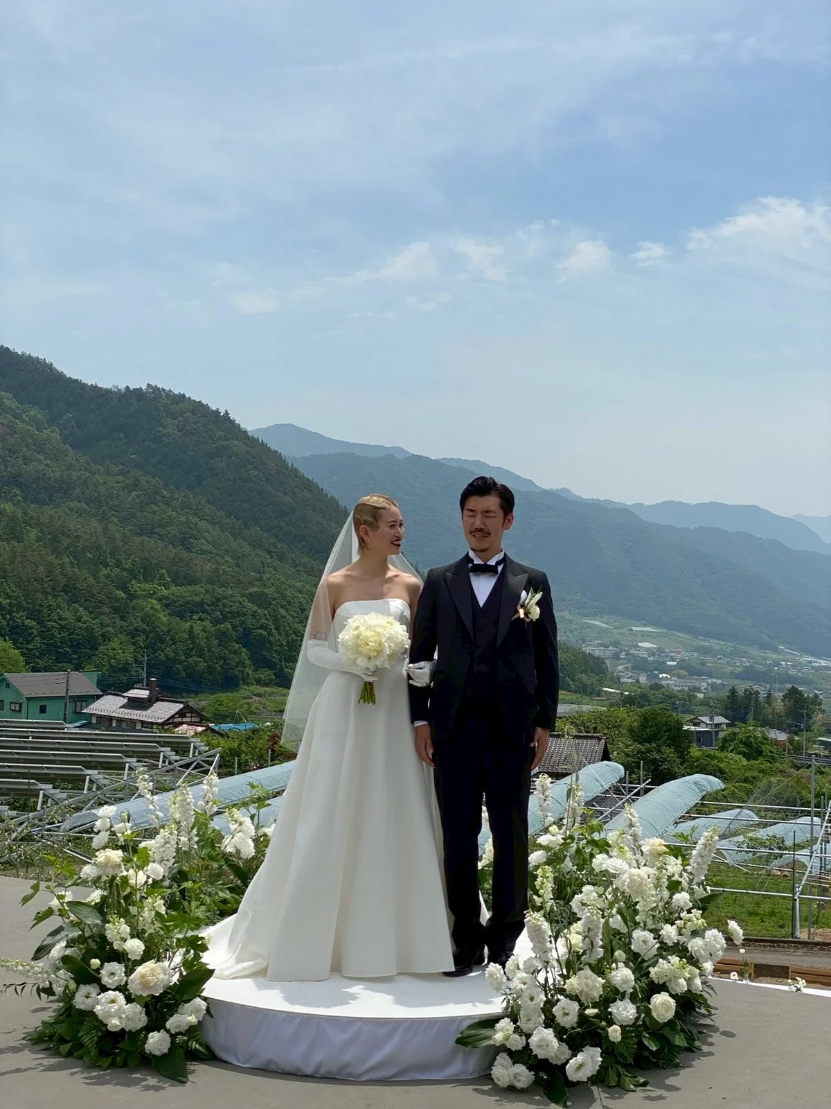 ブランドディレクターMichelle（ミシェル）さん、飲食店を経営する山田一歩さんのセレモニーシーン