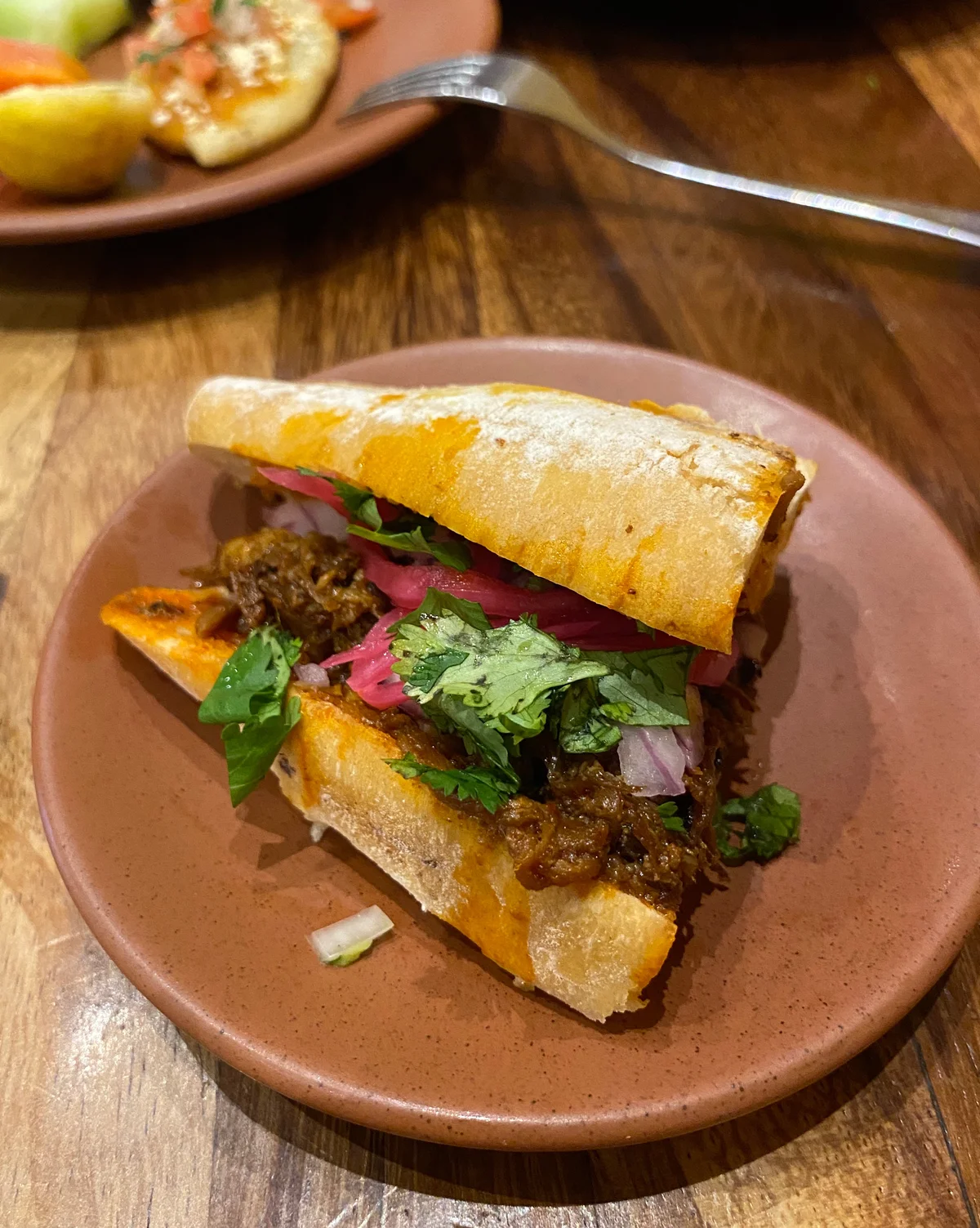 Mercado De San Juanで食べられる牛肉を挟んだバゲット