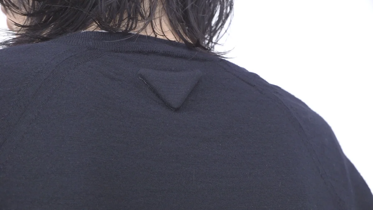 エディターMONNAのベストバイはプラダのニットカーディガン