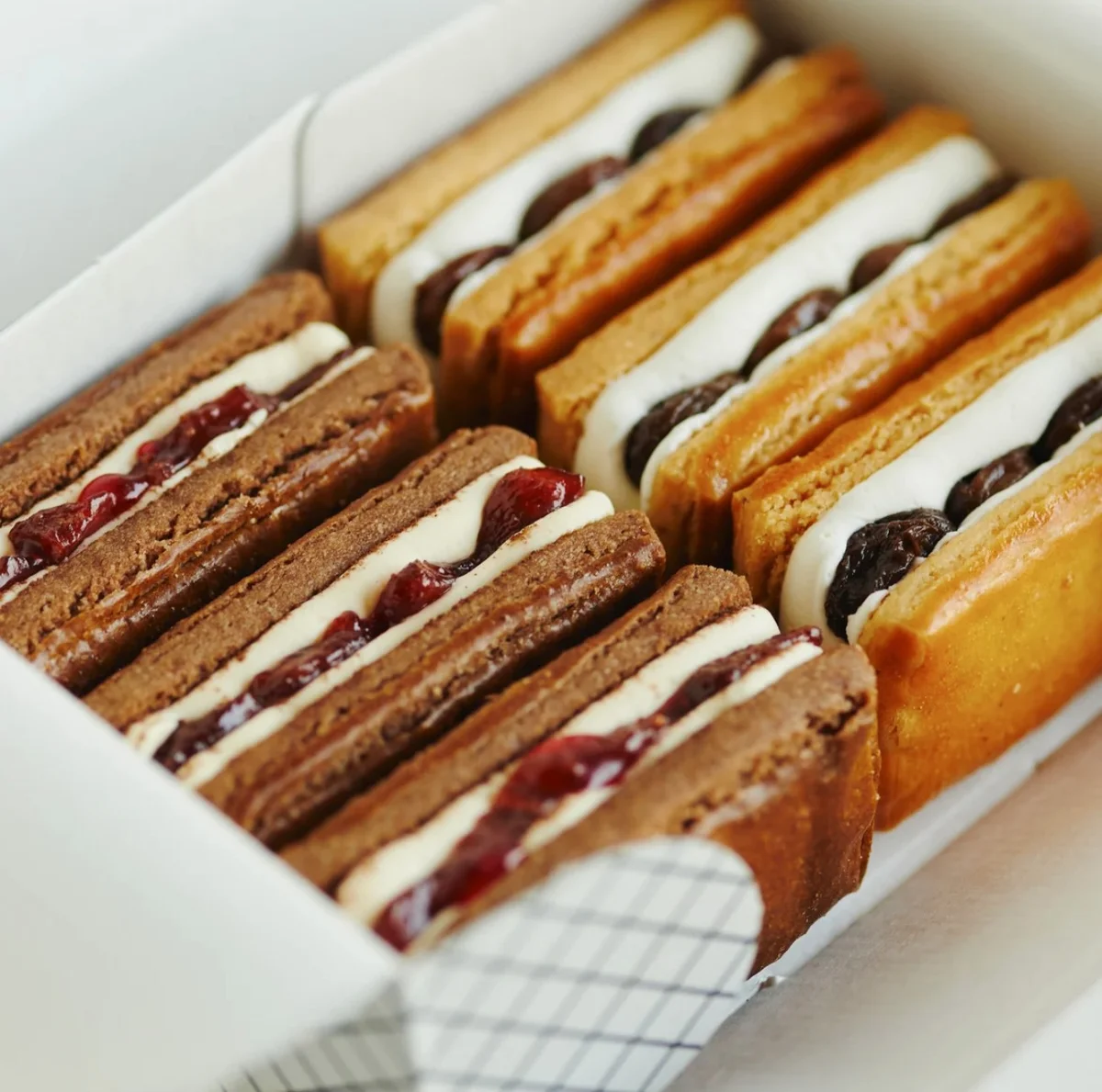 「ノーレーズンサンドイッチ＜いちごティラミス＞」箱の中には、いちごティラミス 3個、レーズンサンド 3個が詰められて