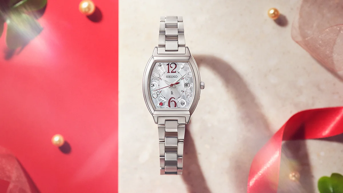 「2026 Warm Moments 限定モデル」ウォッチ〈SS、白蝶貝、クレサンベール、ソーラー電波ムーブメント、ケースサイズ36.3×27.7m〉¥79,200 ※600本限定