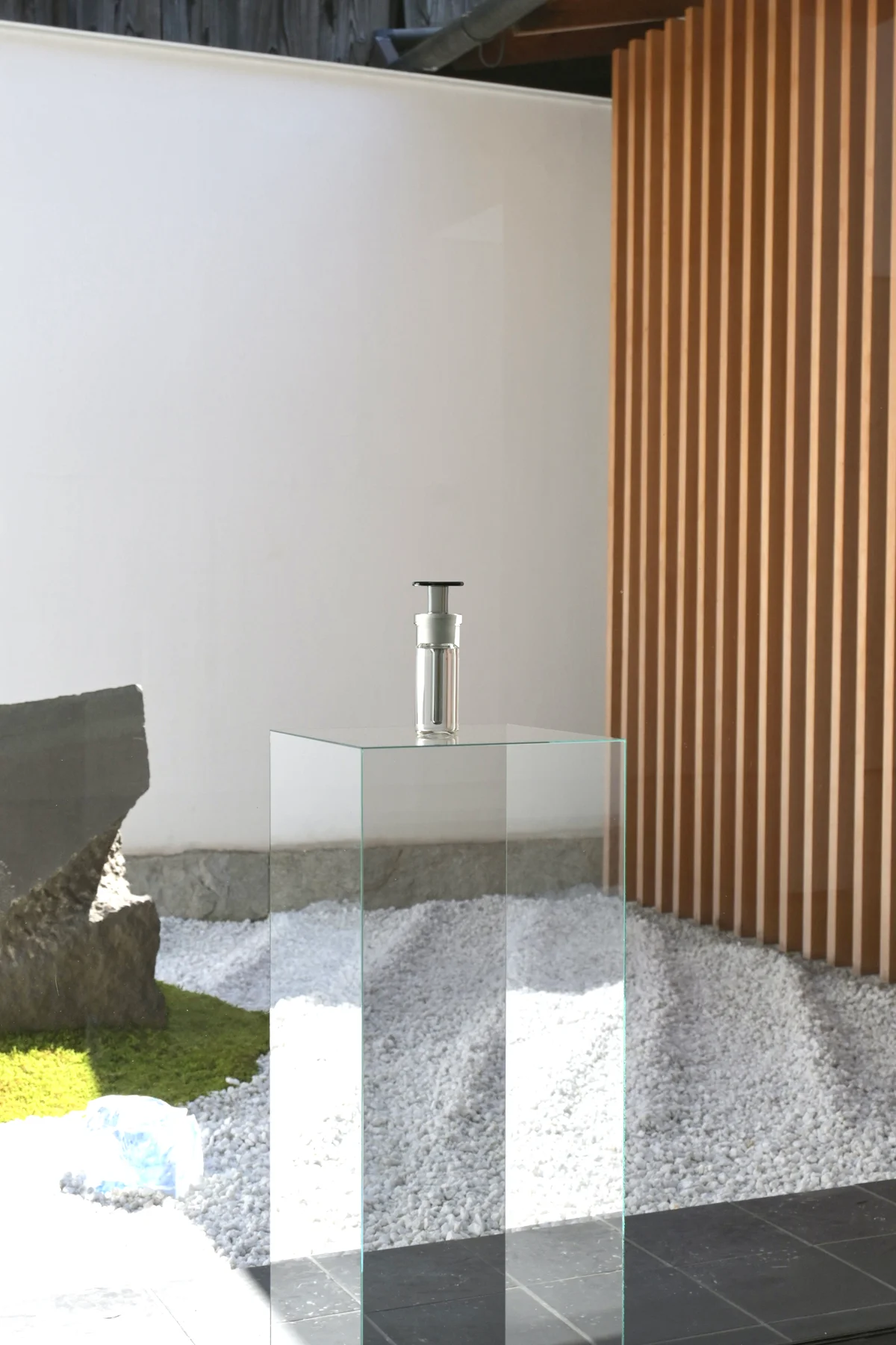 T.TとArpaがコラボレーションした香水「SENKO NO KU(閃光の空)」の展示風景