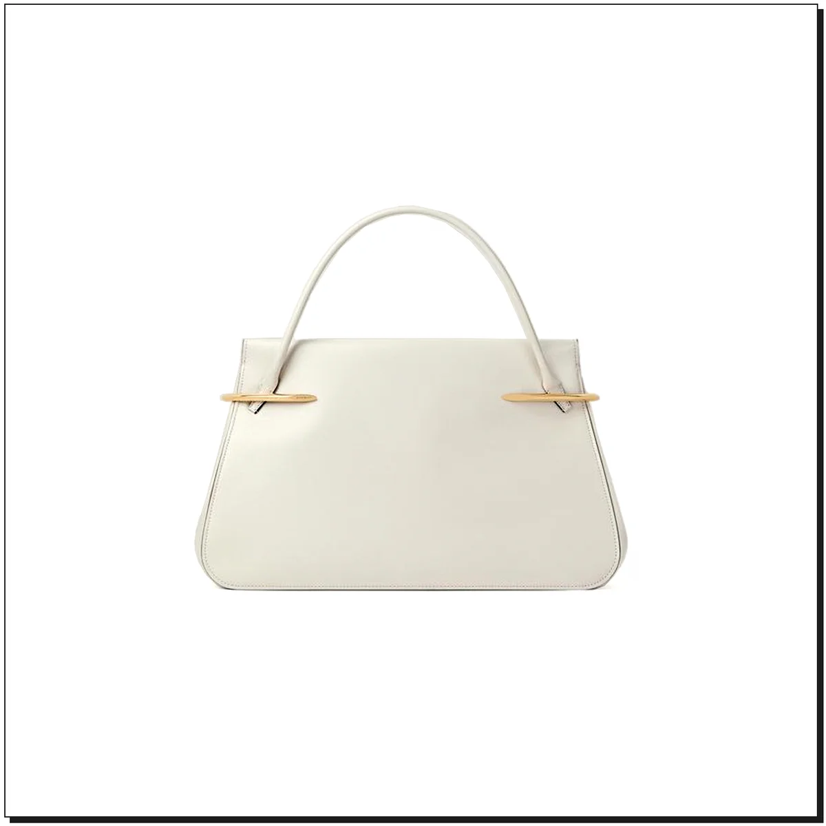 バッグ〈H26×W42×D14cm〉￥572,000／ジバンシィ ジャパン(ジバンシィ by サラ・バートン)