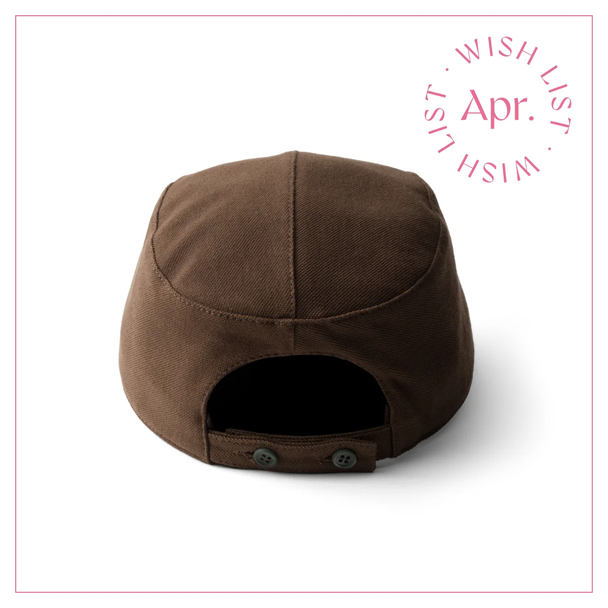 後ろから見たプラダのキャップ